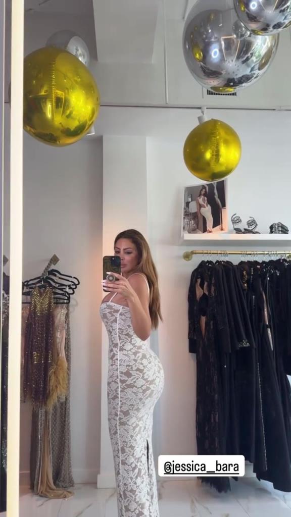 徐娘半老！皮蓬前妻穿吊帶裙自拍，這身材也太炸裂了！