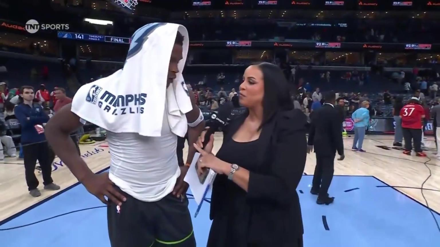 華子賽后接受一位豐滿女記者的采訪！