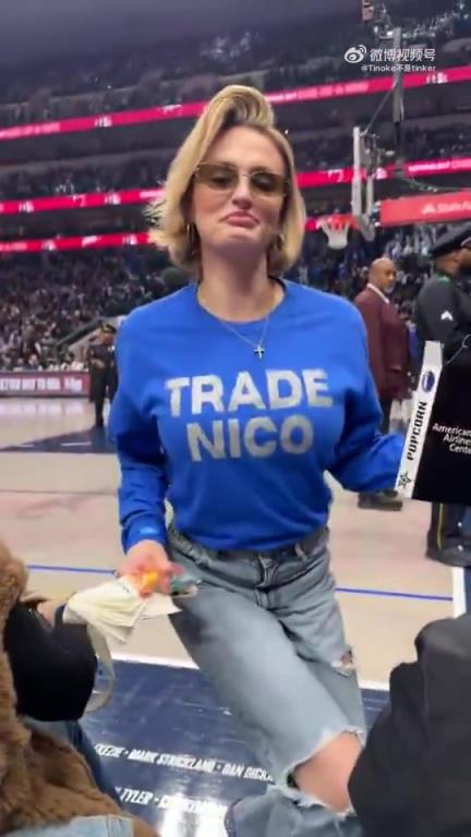 主場不準球迷打印“解雇Nico”標語，女球迷就出此下策