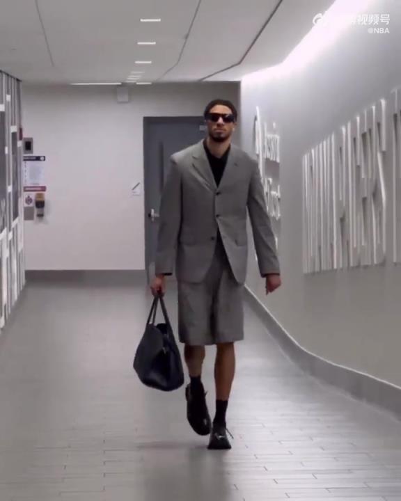 時尚潮男！哈利今日一身灰西裝短褲墨鏡搭配入場 腿真細！