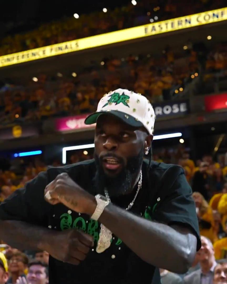 專業(yè)氣氛組“第一詹吹”史蒂芬森現身步行者主場觀戰(zhàn)