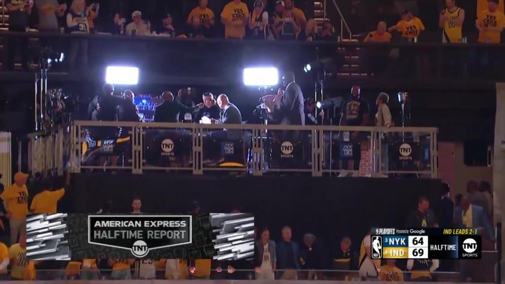 ??？轉播鏡頭給到解說看臺，奧尼爾居然抱著一個人在彎舉