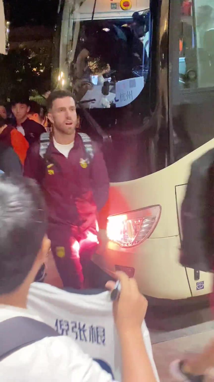 韋世豪嚇得箭步逃跑！國足深夜到酒店差點被摁在車頭不讓走