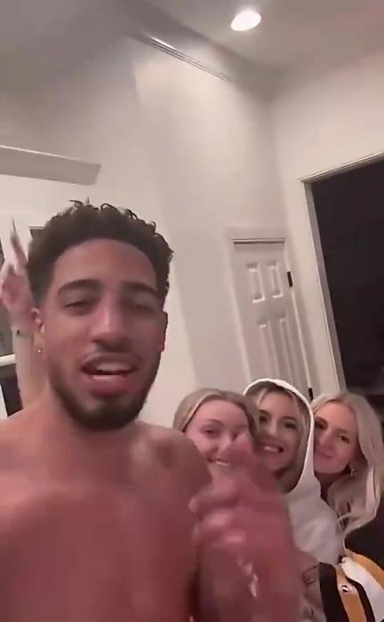 今日怒砍歷史級三雙！哈利此前光著膀子與三位金發(fā)美女同框