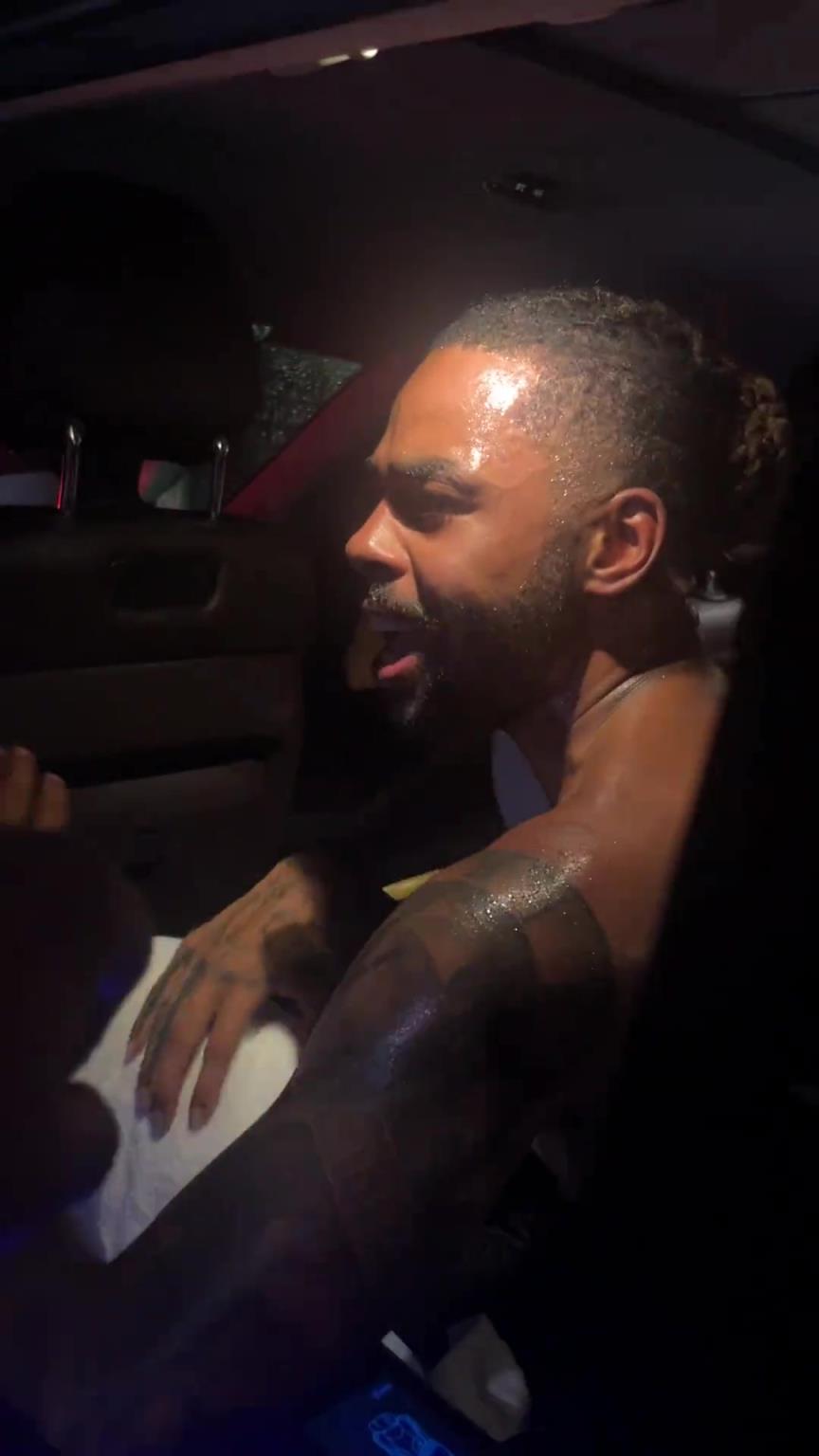 太熱情了！拉塞爾中國行坐車離開球迷們被團團圍住