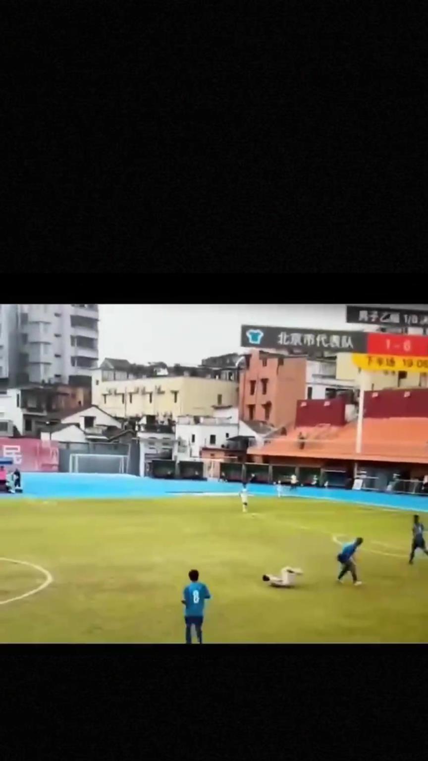 太可怕了！全運(yùn)會驚現(xiàn)殺人足球，球員將對手直接踢骨折