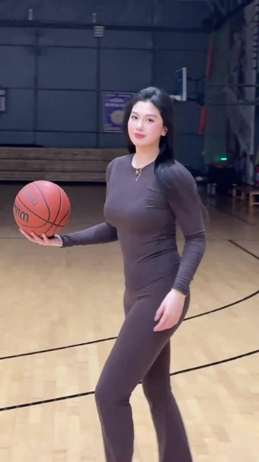 低配版卡戴珊！野球場(chǎng)肘姐這身材，懂的吧友都懂！