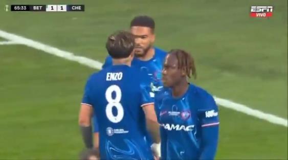 繼續(xù)干！恩佐進球后給了詹姆斯一巴掌，兩人頂頭互相打氣