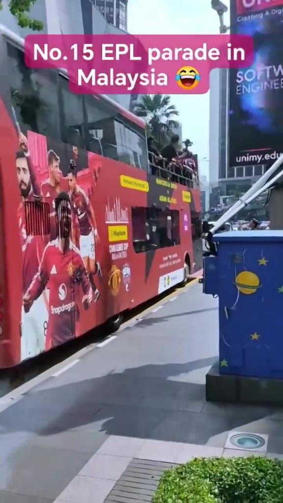 游街示眾？曼聯(lián)在馬來西亞街頭大巴游行，球迷笑噴