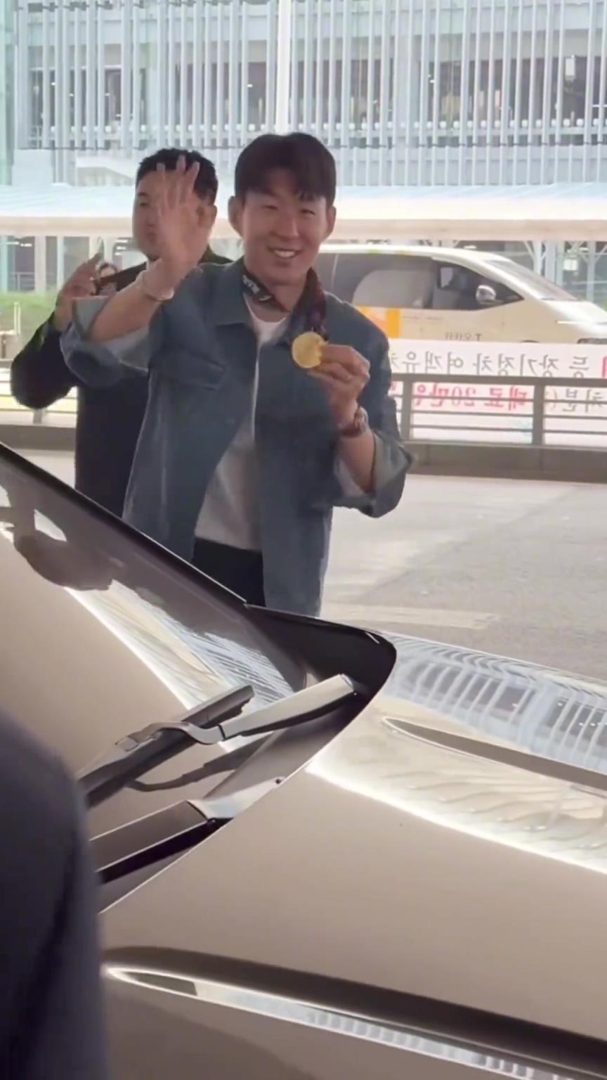 衣錦還鄉(xiāng)！孫興慜返回韓國，眾多女球迷讓其把歐聯(lián)獎牌戴上