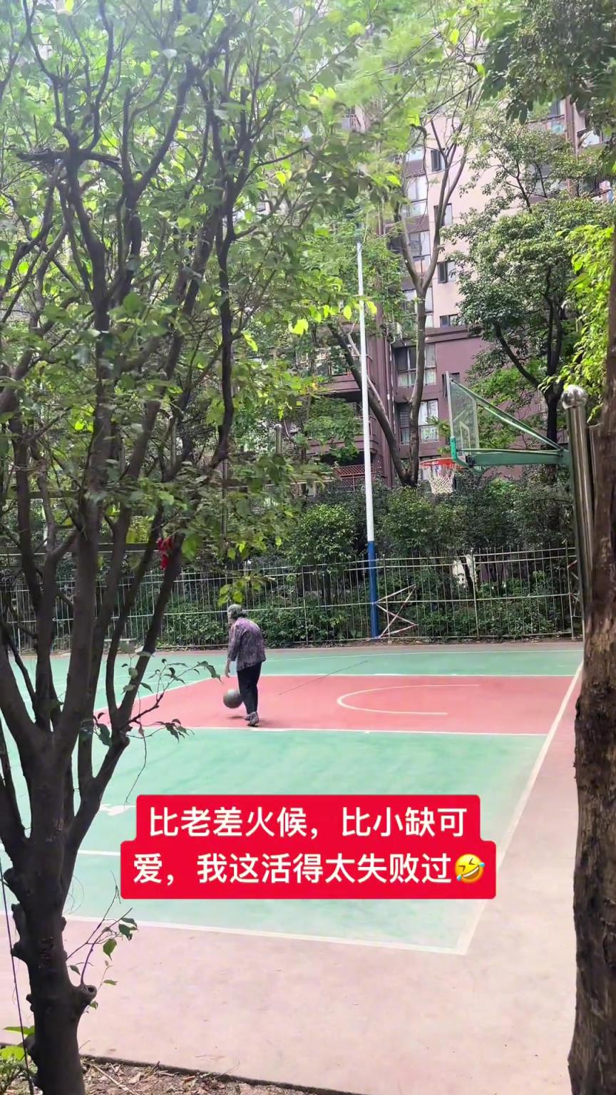 這阿婆單手一投一個(gè)準(zhǔn)，姜還是老的辣