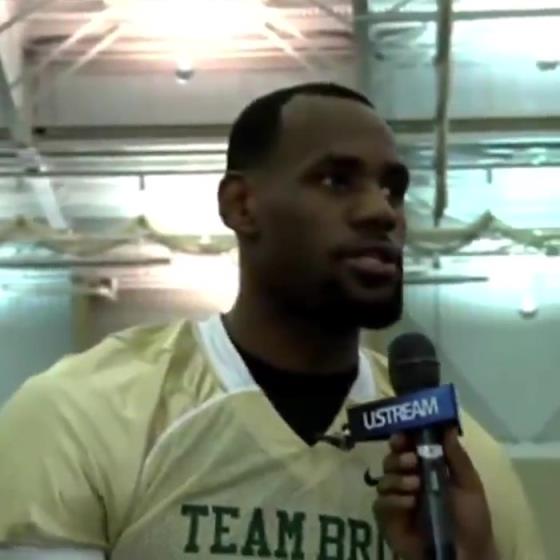 哥兩個(gè)還會(huì)這個(gè)?。?1年NBA停擺期間老詹和阿杜組隊(duì)玩橄欖球