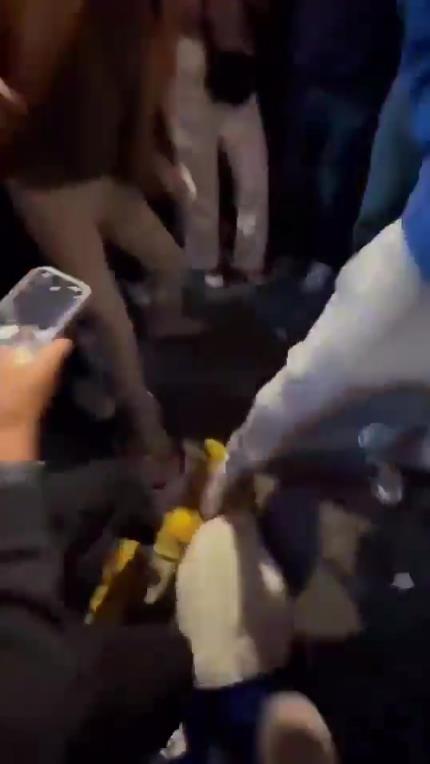 驚！尼克斯大勝步行者后，哈利伯頓遭主場(chǎng)球迷群毆