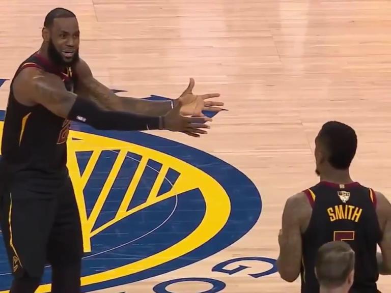 名場(chǎng)面！JR搶下關(guān)鍵籃板沒看表，老詹質(zhì)問JR為何傳球