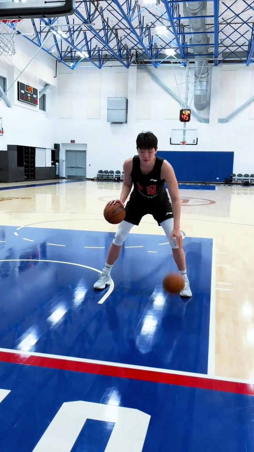 楊瀚森今日份訓(xùn)練！這個左右手運球協(xié)調(diào)性真不錯