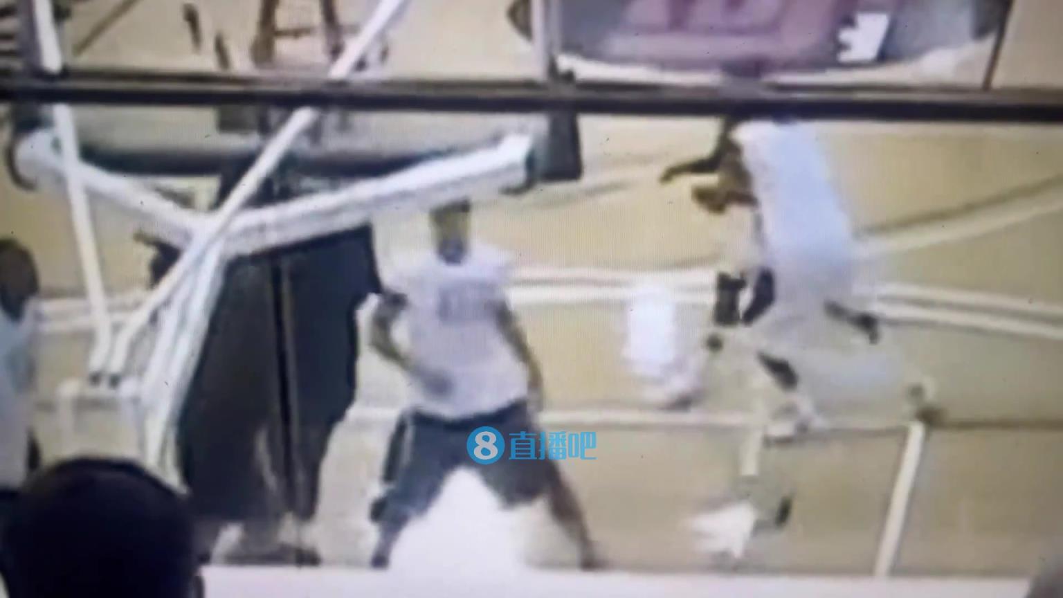 引熱議！美媒翻舊賬：當(dāng)年詹姆斯被大學(xué)生隔扣，耐克沒收了錄像帶