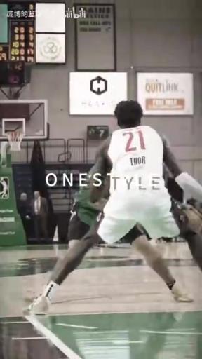 正統(tǒng)美式后衛(wèi)！JD戴維森炒菜后低手合球，對抗上籃打進！