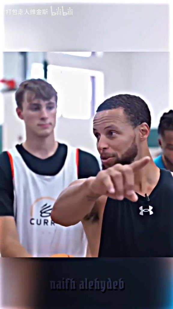 庫里：其實這個暴扣是我教的！當(dāng)弗拉格出現(xiàn)在庫里的訓(xùn)練營！