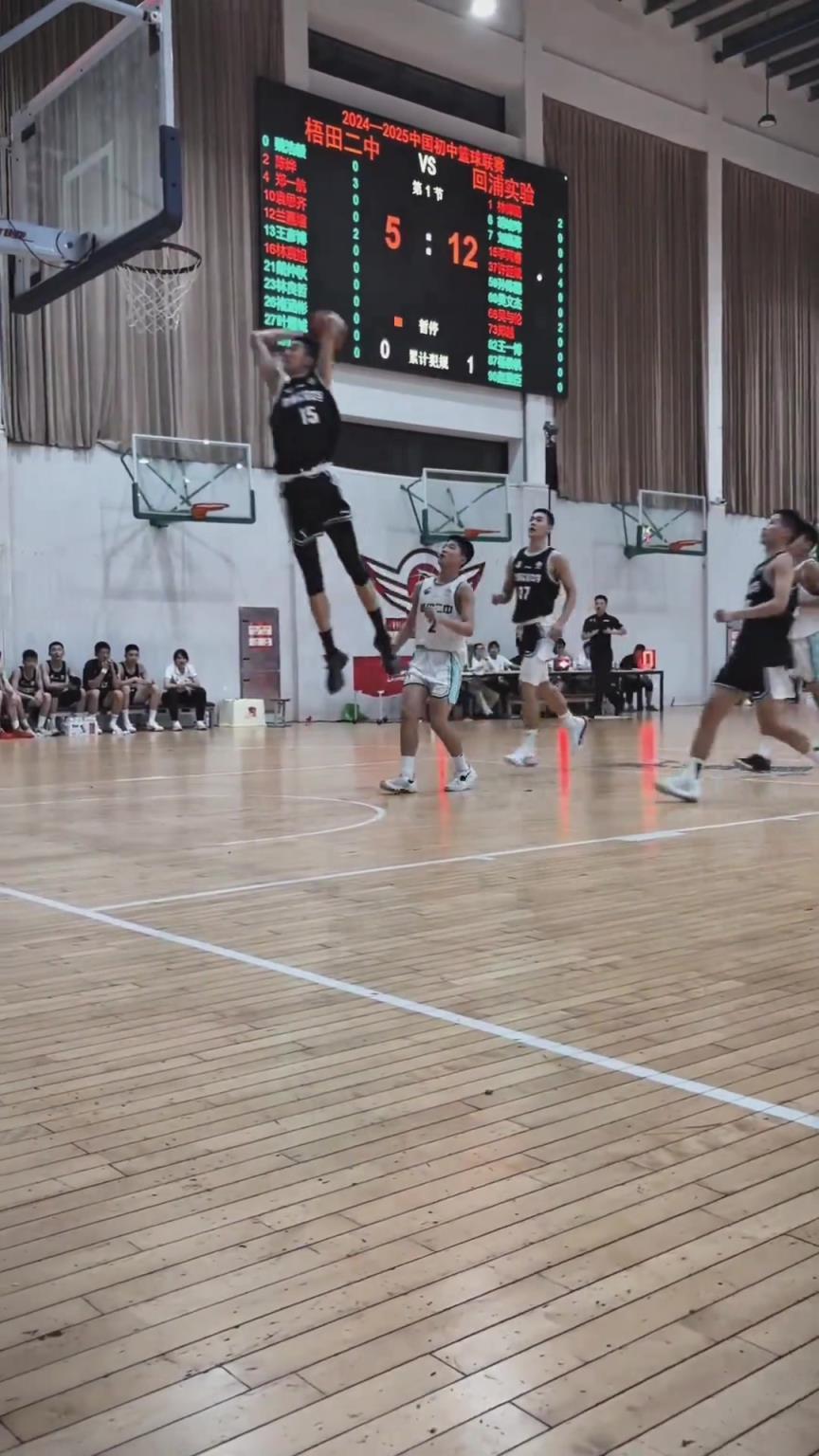 起來就扣啊！現(xiàn)在的初中生都這么打球的嗎