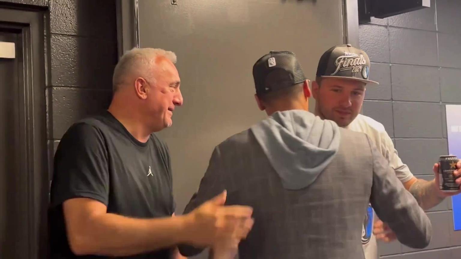 去年的今天，東契奇率隊殺入總決賽，賽后喝啤酒被芬利沒收