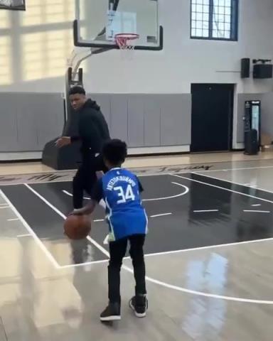 交易價值急劇下降！字母哥和小球迷單挑被當(dāng)面絕殺