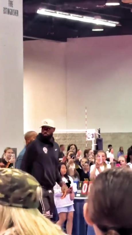 什么是巨星??！詹姆斯現(xiàn)身排球場被小球迷包圍 這就是行走的流量