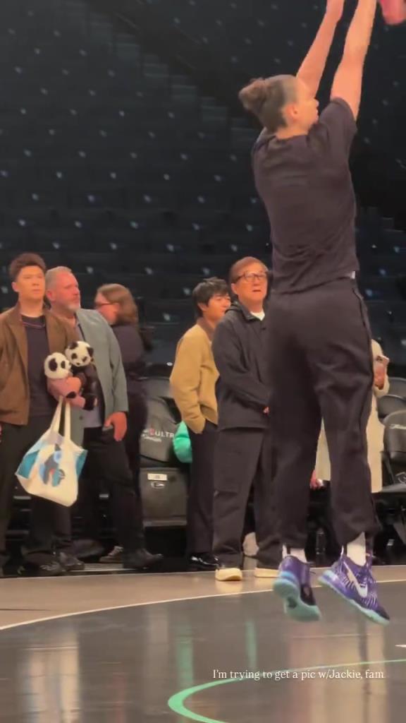 71歲成龍現(xiàn)身巴克萊中心看女籃比賽：她們投籃怎么那么準?。?！