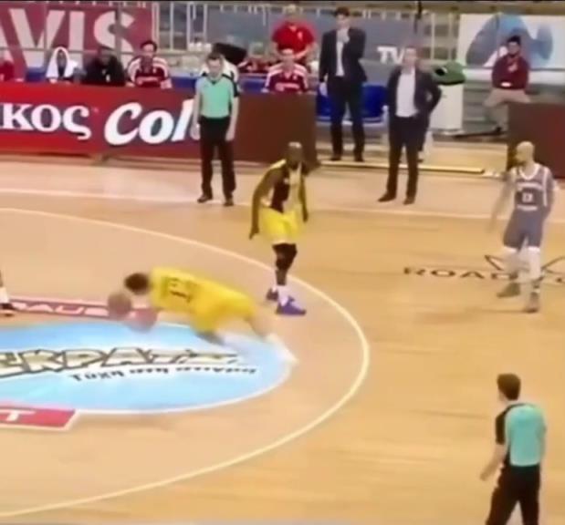 下地真快！搶斷這哥們兒多少是有點門將基礎