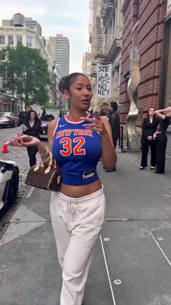 哇塞！一豐滿尼克斯女球迷身穿唐斯球衣，真是太吸引眼球了