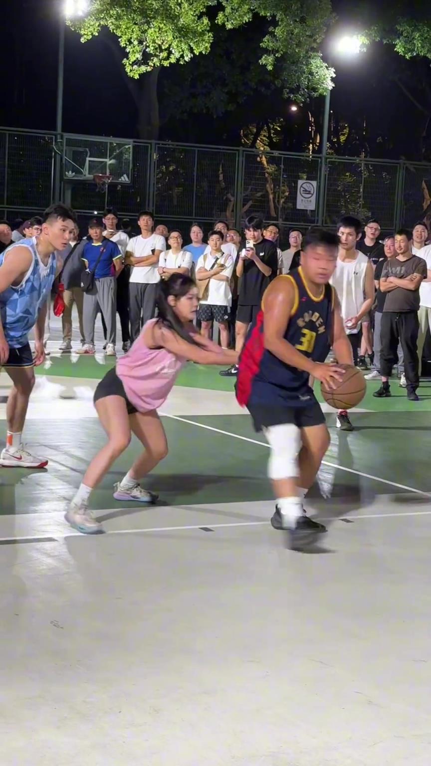 這哥們看見防自己的是女生，一個勁背打，球也不傳了