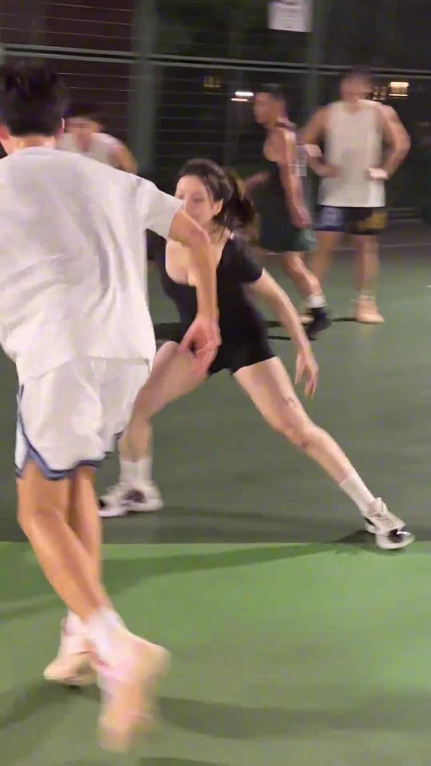 小姐姐防得真兇！瘦點的男生都拿她沒辦法